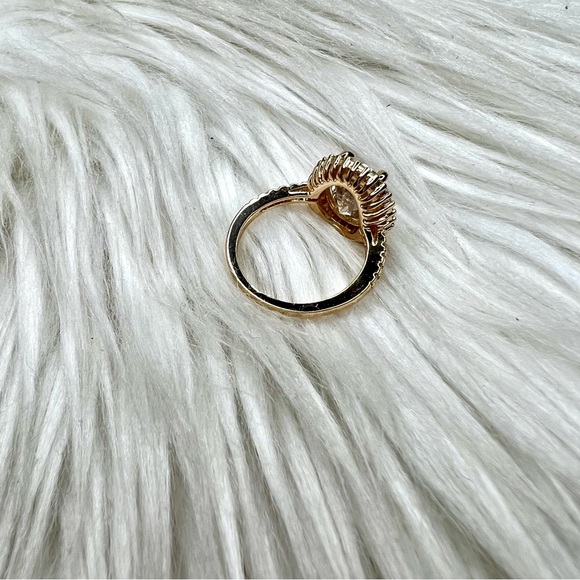 💎 Oval CZ Halo Ring with Gold Tone Setting Size 7 💎 - Picture 4 of 5